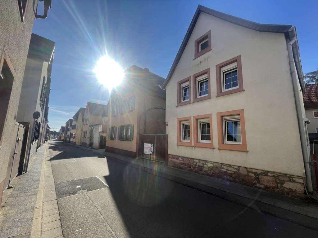 Immobilie in Edenkoben - Zweifamilienhaus mit Ausbaupotenzial im charmanten Weinort Edenkoben - Bild 2
