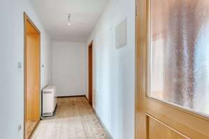 ***Großzügiges Mehrfamilienhaus mit 3 Wohneinheiten, PV- Anlage, Garagen & Werkstatt*** – 94431 Pilsting – Vorschaubild 18