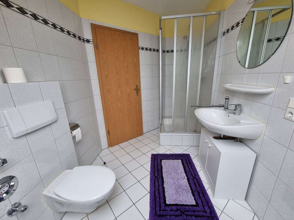 Immobilie in Lembruch - Charmante, gut vermietete zwei-Zimmer-Dachgeschosswohnung zu verkaufen - Bild 2