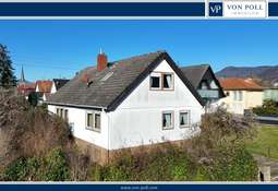 Hausansicht mit Garten