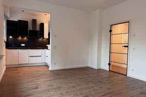 Erstbezug nach Sanierung: stilvolle 1,5-Zimmer-Wohnung mit EBK – Kleinschmitthauser Weg 18, 40468 Düsseldorf – Vorschaubild 1