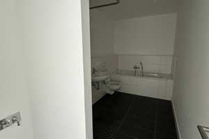 WBS 160 oder WBS 180 erforderlich! 3 Zimmer Wohnung mit offener Wohnküche im Erstbezug – Anne-Frank-Straße 8, 12524 Berlin – Vorschaubild 5