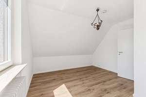 Stilvoll saniertes DG-Domizil mit Loggia und Weitblick in begehrter Lage von Freiburg Sankt Georgen – 79111 Sankt Georgen-Nord, Freiburg im Breisgau – Vorschaubild 9