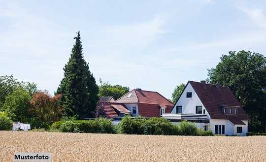 Freistehendes Einfamilienhaus, Scheune/Garage, Garten