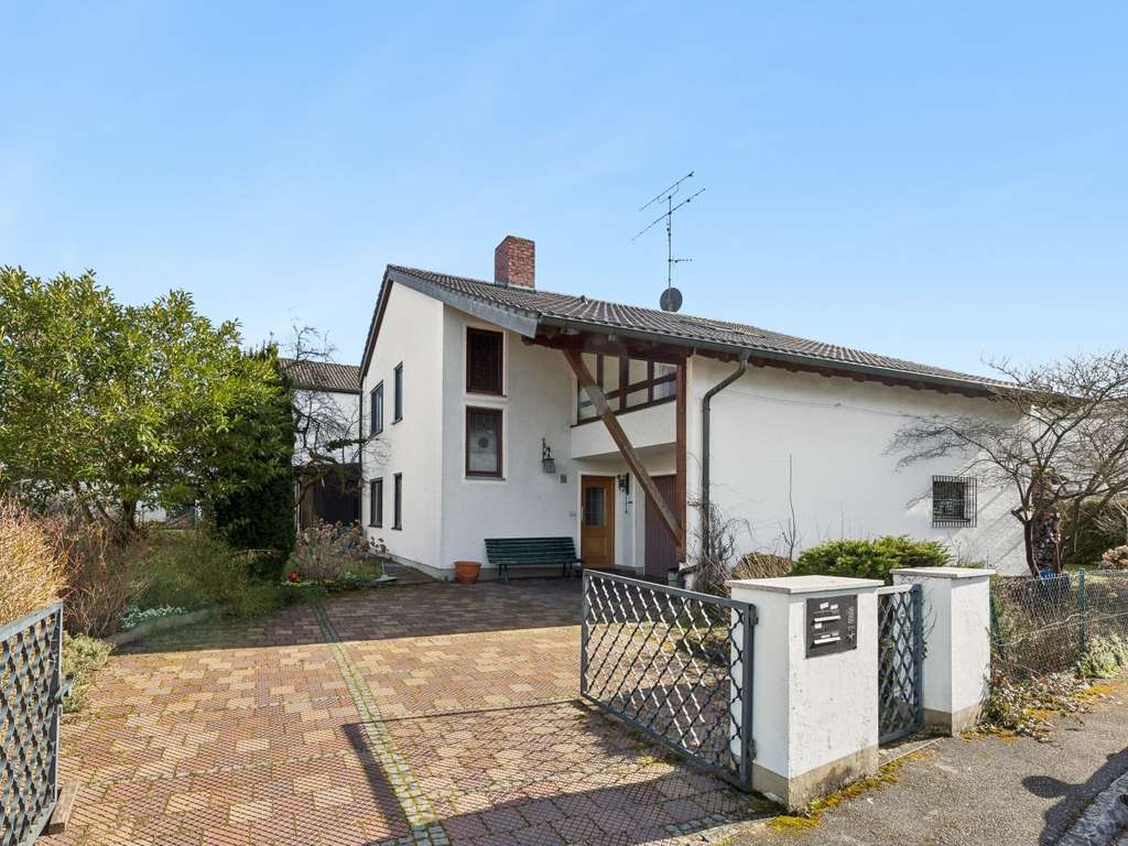 Immobilie in Ismaning - Zweifamilienhaus mit Modernisierungsbedarf und hübschem Eckgrundstück in Ismaning bei München - Bild 0