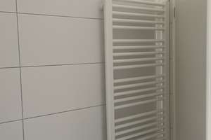  Neubau, Küche  und Balkon: exklusive 1-Zimmer-Terrassenwohnung in Augsburg – Höchstetterstraße 20, 86154 Links der Wertach-Süd, Augsburg – Vorschaubild 3