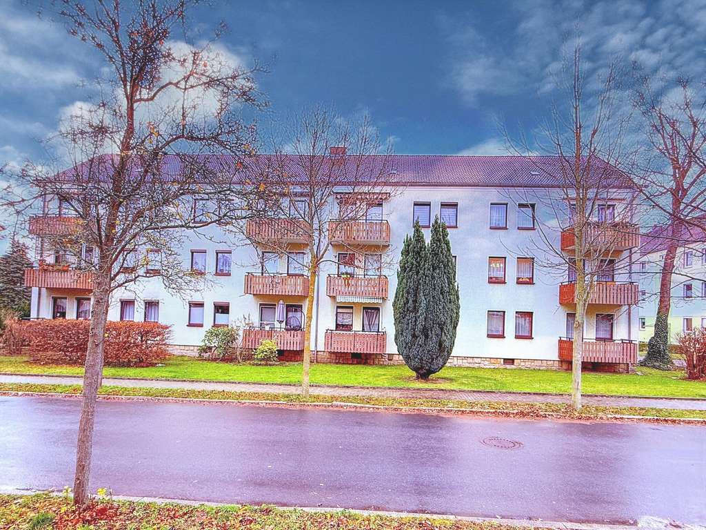 Immobilie in Pirna - Invest: Vermietete 2-Raum mit Balkon & Stellplatz in verkehrsgünstiger Lage nahe Dresden - Bild 1