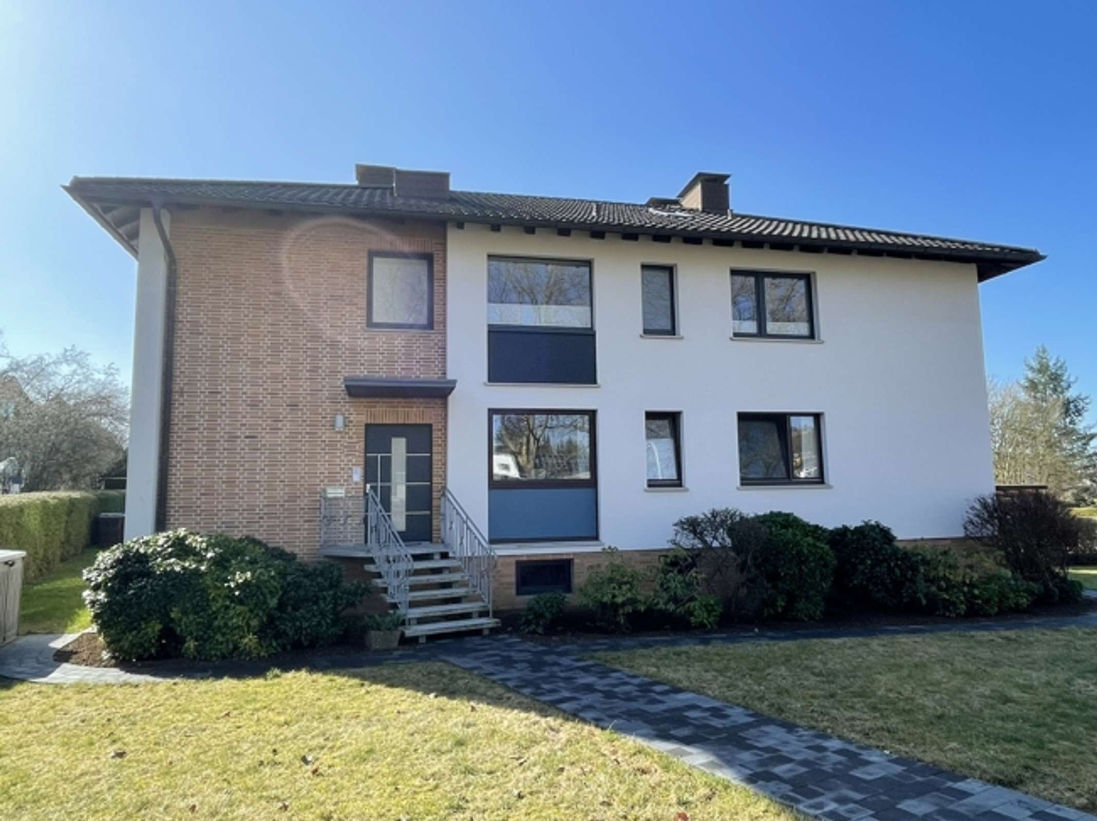 Repräsentatives Zweifamilienhaus mit großem Grundstück in begehrter Lage von Bovenden