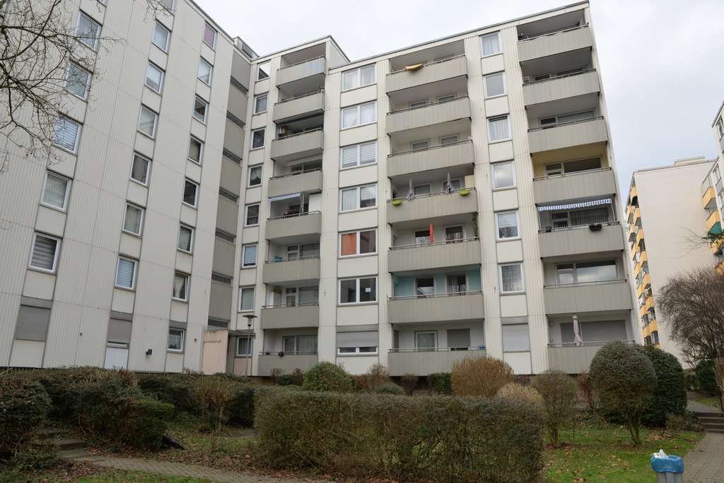 Leer stand 4 Zimmer Wohnung in Porz-Zentrum 