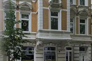 Komplett renovierte Altbau-Perle mit Einbauküche in Toplage zu vermieten.