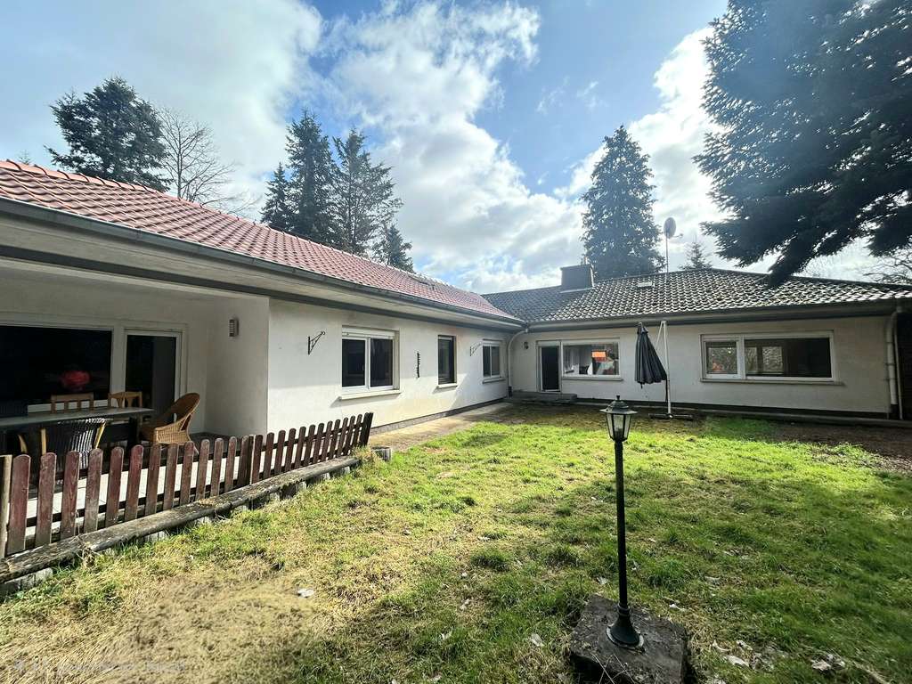 Immobilie in Lauterecken - Wohnen, wo andere Urlaub machen: Freistehender Bungalow mit verwunschenem Garten und Weitblick - Bild 1