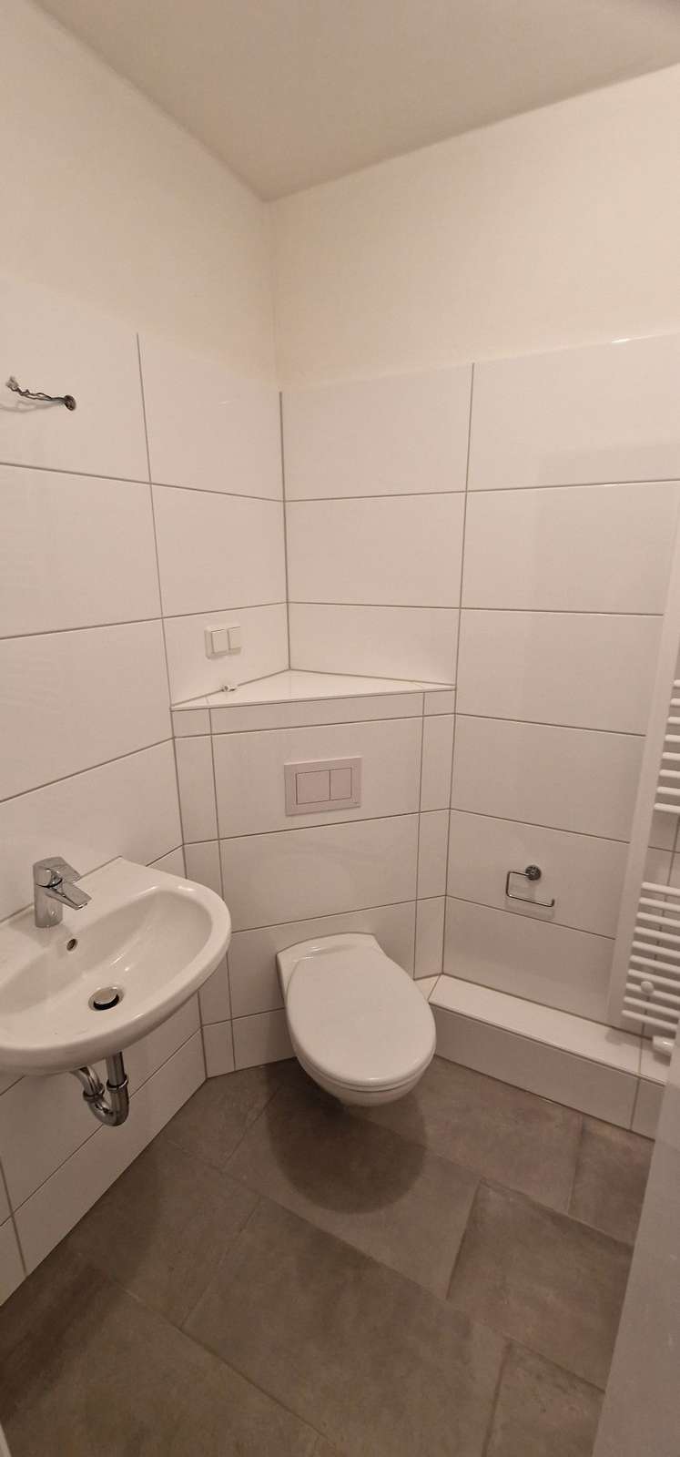 Attraktive 2-Zimmer-DG-Wohnung mit neu saniertem Duschbad und Außenstellplatz