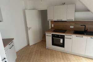 2-Zimmer-DG-Wohnung mit neuer Einbauküche und Tageslichtbad im HH Erstbezug nach Kernsanierung – Häfnergasse 1, 65183 Mitte, Wiesbaden – Vorschaubild 3