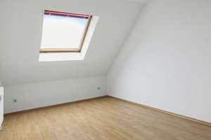 Wohnen über den Dächern – 1996 ausgebaute Dachgeschosswohnung mit Kamin, Loggia und Weitblick – Die vollständige Adresse der Immobilie erhältst du vom Anbieter., 90441 Hohe Marter, Nürnberg – Vorschaubild 7