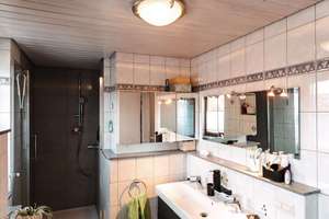 Wohnen über zwei Ebenen: Galerie, Südbalkon, 4 Zimmer | 2 Bäder | 2 Stellplätze | Energieeffizienz C – Die vollständige Adresse der Immobilie erhältst du vom Anbieter., 75397 Simmozheim – Vorschaubild 12