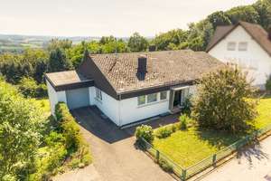 Traumblick inklusive! Zeitloses Wohnen in idyllischer Lage mit weitläufigem Gartenareal – Die vollständige Adresse der Immobilie erhältst du vom Anbieter., 57581 Katzwinkel (Sieg) – Vorschaubild 2