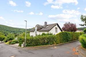 Stilvolles Wohnen mit viel Licht und Komfort – Haus mit Doppelgarage in Schmitten/Taunus – Die vollständige Adresse der Immobilie erhältst du vom Anbieter., 61389 Schmitten – Vorschaubild 3