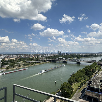 KLIMATISIERTES BÜRO MIT PANORAMABLICK ÜBER DIE GESAMTE REGION