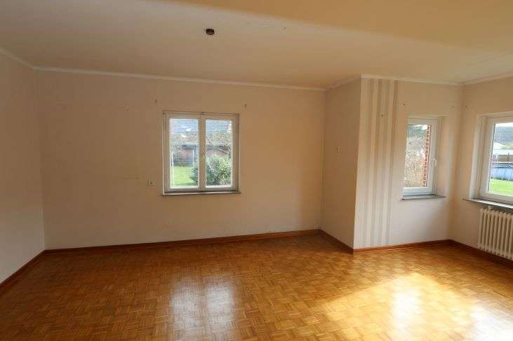 Immobilie in Groven - Gediegenes Einfamilienhaus auf schönem Grundstück mit altem Baumbestand in Lunden, Kreis Dithmarsche - Bild 8