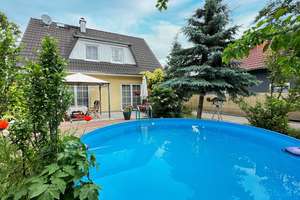 Sonniges Einfamilienhaus mit Pool in zweiter Reihe! – Die vollständige Adresse der Immobilie erhältst du vom Anbieter., 12524 Altglienicke, Berlin – Vorschaubild 1