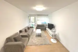 Gepflegte Zwei-Zimmer-Wohnung mit Balkon – München – Vorschaubild 2