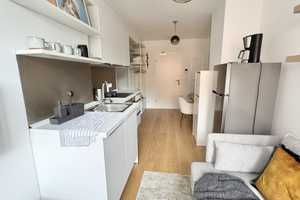 Johannis ! Modernes chices, voll möbliertes 1 Zi.-App. 24 m², weiße EBK, 1.OG mit Aufzug – Nürnberg – Vorschaubild 2