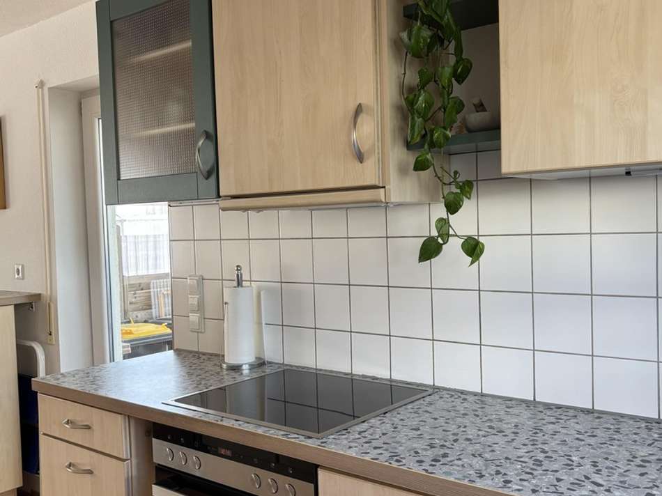 EG-Küche mit Tür zum Carport