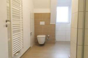 *sanierte 3 Zimmer Wohnung mit Tageslichtbad*