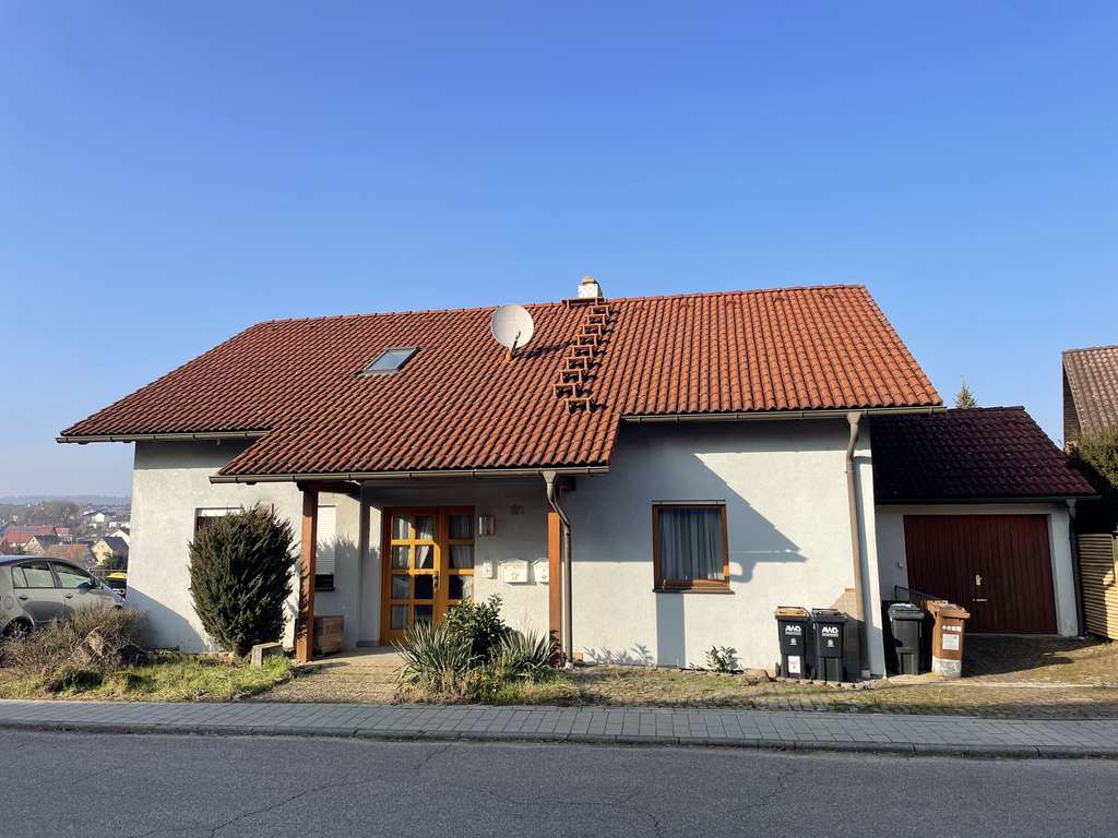 Immobilie in Schwaigern - Freistehendes Zweifamilien-Haus mit Garage in der Nähe von Schwaigern - Bild 0