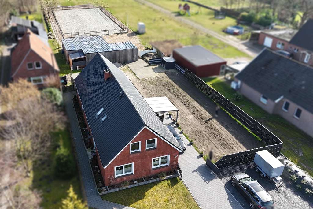 Immobilie in Weener - Zwei Häuser - ein Reitplatz - viel Grundstück - Ihre Chance - Bild 2