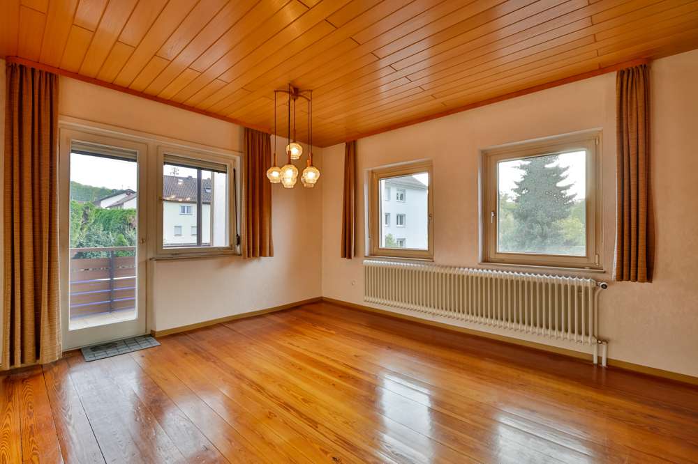 Immobilie in Birkenfeld - 2-Familienhaus mit großem Garten, 3 Garagen und Potenzial in ruhiger Lage! - Bild 1