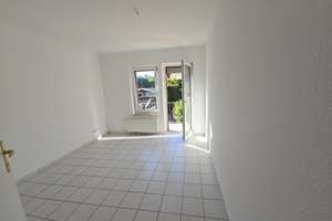 Helles und großzügges Wohn-Esszimmer mit grünem Blick – Die vollständige Adresse der Immobilie erhältst du vom Anbieter., 41516 Grevenbroich – Vorschaubild 4