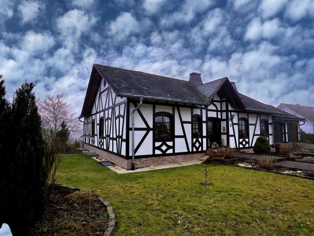 Immobilie in Peterswald-Löffelscheid - Gepflegtes und weitläufiges Einfamilienwohnhaus mit Doppelgarage und Bauplatz - Bild 0