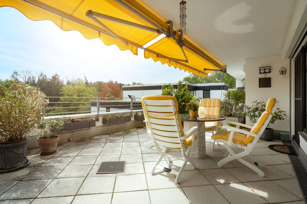 Immobilie in Pöcking - sonnige 3,5 Zimmer Dachterassenwohnung mit Blick ins Grüne - Bild 1