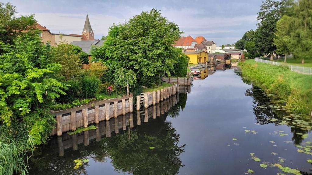 Immobilie in Neukalen - WASSERGRUNDSTÜCK - BOOTFAHREN BIS ZUR OSTSEE - Bild 1