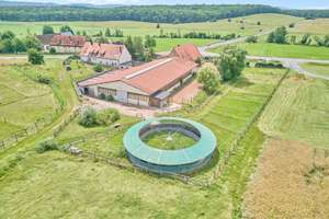 Reitanlage kaufen Bayern – mit gehobenem Wohnkomfort & umfassenden Trainingsbedingungen! – Die vollständige Adresse der Immobilie erhältst du vom Anbieter., 91477 Markt Bibart – Vorschaubild 2