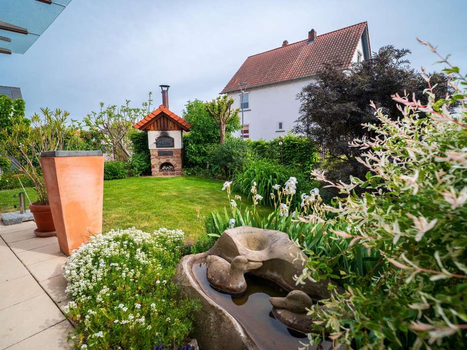 Garten mit Pizzahaus