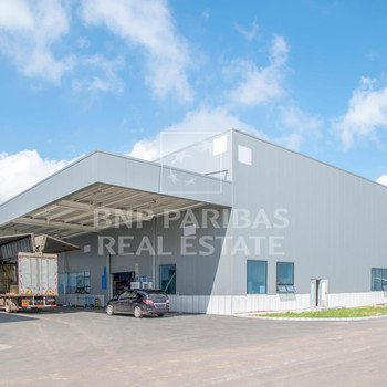 Lagerhalle mit Entladerampen und Rolltoren