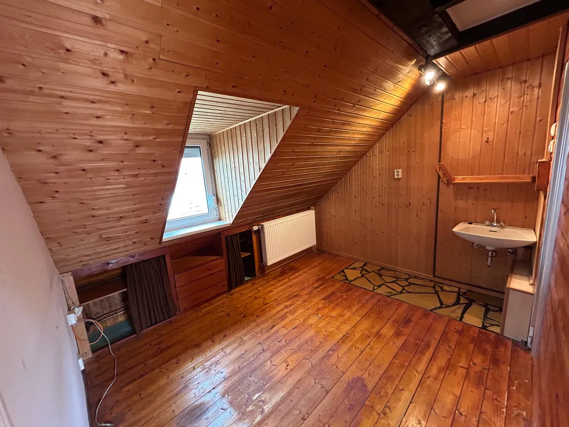 Gemütliches Reihenendhaus mit XL-Dachterrasse, Terrasse, Garten und zwei Garagen – Zimmer im Dachboden