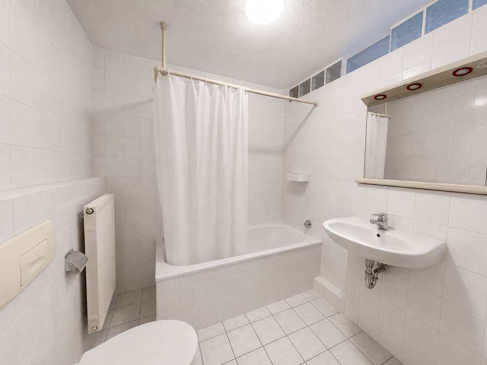 UG, Badezimmer (KI-generiert)
