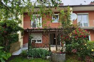 Kleines, renovierungsbedürftiges Reihenmittelhaus mit Garage, ruhig im Stadtteil Pfersee gelegen