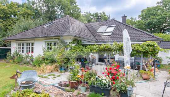 Bild von Winkelbungalow mit ausgebautem Dachgeschoss, Garage und großzügigem Grundstück