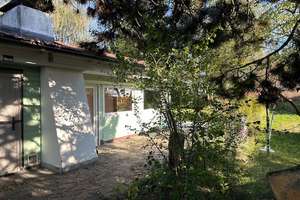 Charmantes 2,5-Zimmer-Einfamilien-Holzhaus in idyllischer Waldsiedlung mit großzügigem Garten  – In der Lohe 2, 85416 Langenbach – Vorschaubild 2
