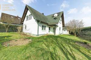TOP gepflegt und ruhig gelegen: Familienfreundliches Einfamilienhaus in Messel – Die vollständige Adresse der Immobilie erhältst du vom Anbieter., 64409 Messel – Vorschaubild 1