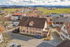 Großzügiges Zweifamilienhaus mit Entwicklungspotenzial im Allgäu – Die vollständige Adresse der Immobilie erhältst du vom Anbieter., 88260 Argenbühl – Vorschaubild 1