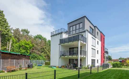 So zentral und doch im Grünen - Penthousewohnung mit Dachterrasse, Klima und 2 Stellplätzen - privat