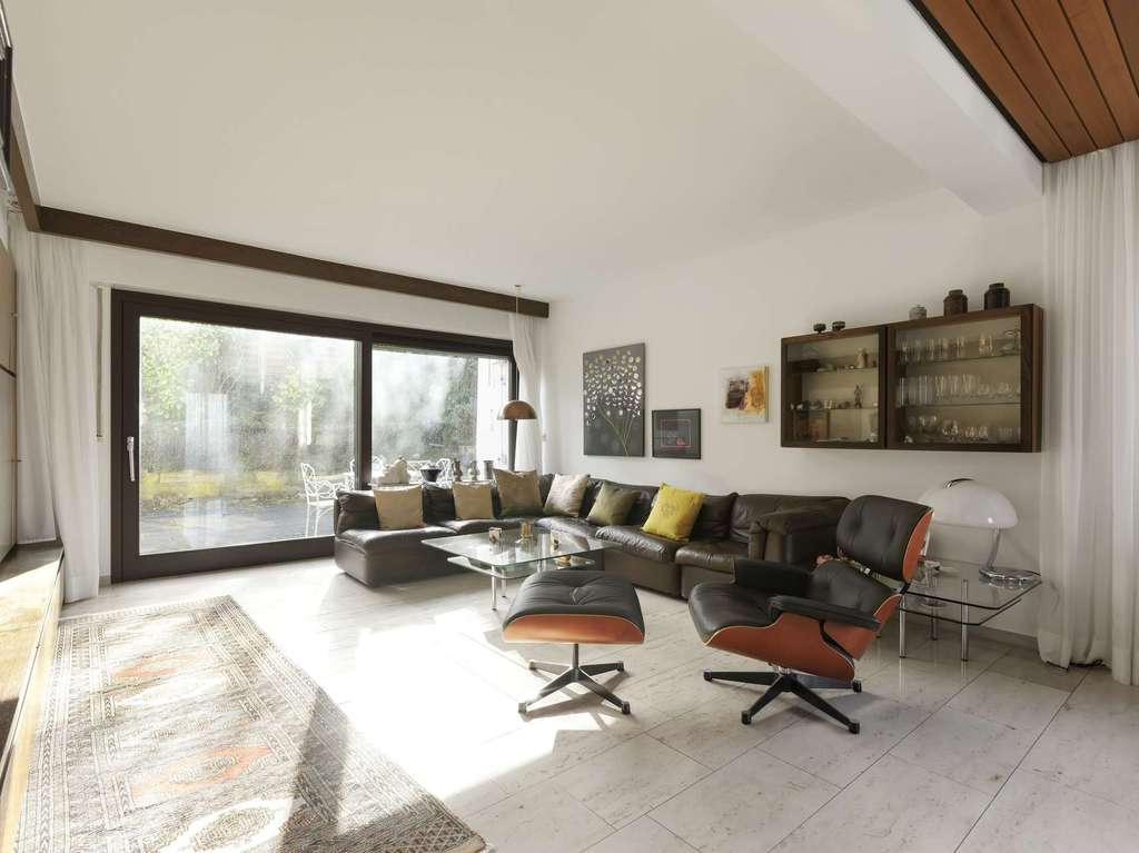 Immobilie in Gerlingen - Zweifamilienhaus mit Einliegerwohnung in begehrter Halbhöhenlage mit Garten & Sauna - Bild 1