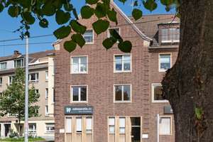 Einziehen oder vermieten: Helle 2-Zi.-Wohnung mit EBK direkt am Nikolaus-Knopp-Platz !!!