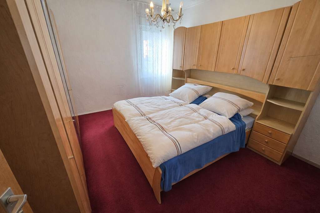 Immobilie in Höfen an der Enz - Flexibles Erdgeschoss mit Potenzial: Wohnen & Arbeiten kombinieren – plus separates Grundstück - Bild 3