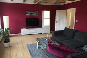 Sehr schöne möblierte 2-Raum Dachgeschosswohnung mit Eckwanne, Einbauküche und Pkw-Stellplatz...!!!